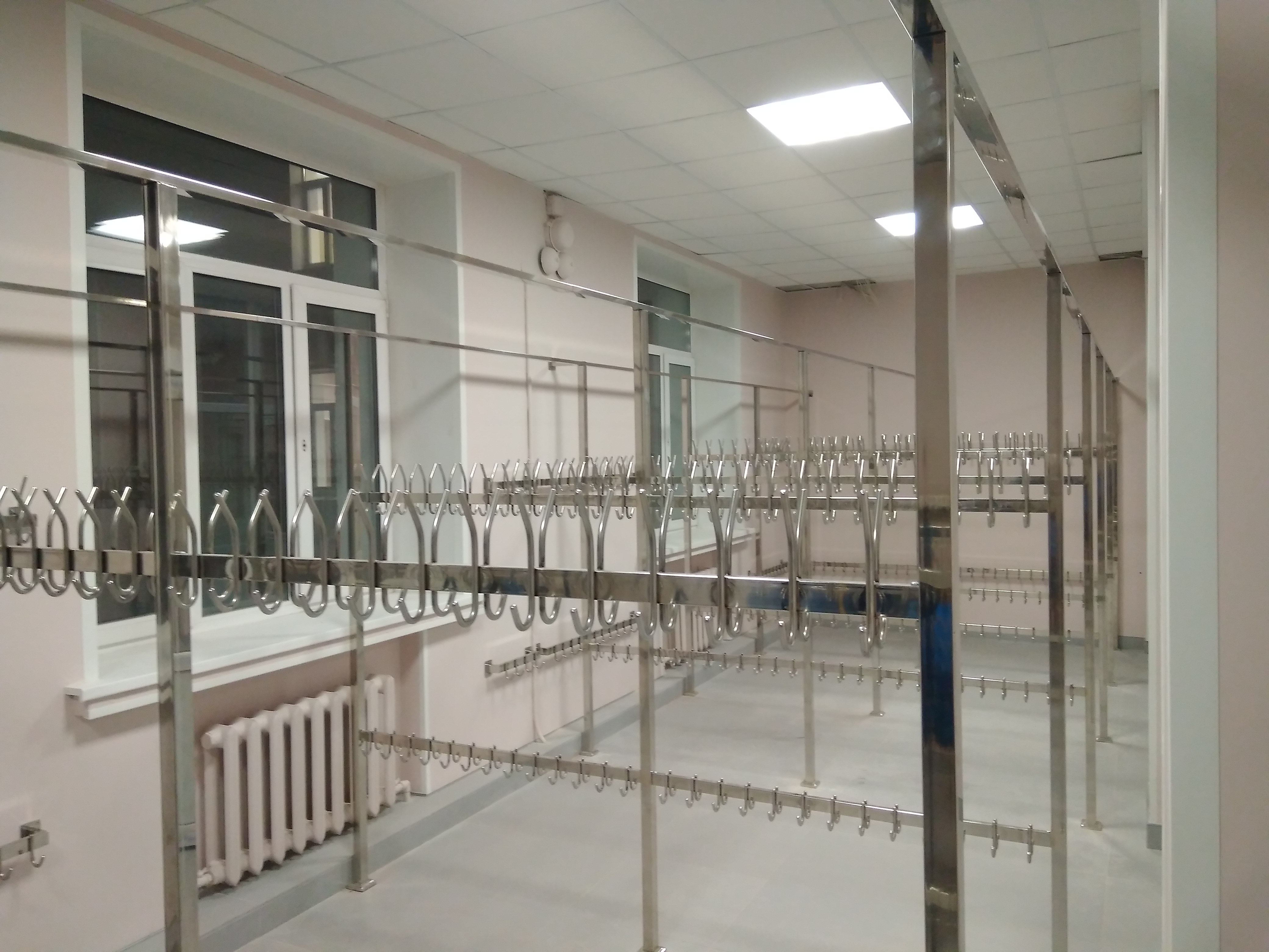 Преимущества гардеробных систем из нержавеющей стали